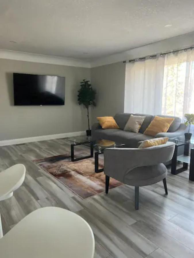 Entire 2 Bedroom Apartment Downtown - U3 ウォータールー エクステリア 写真