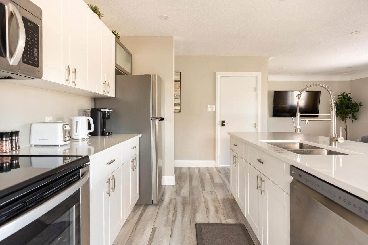 Entire 2 Bedroom Apartment Downtown - U3 ウォータールー エクステリア 写真