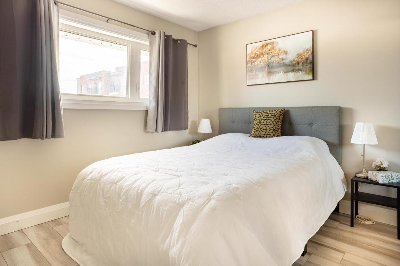 Entire 2 Bedroom Apartment Downtown - U3 ウォータールー エクステリア 写真