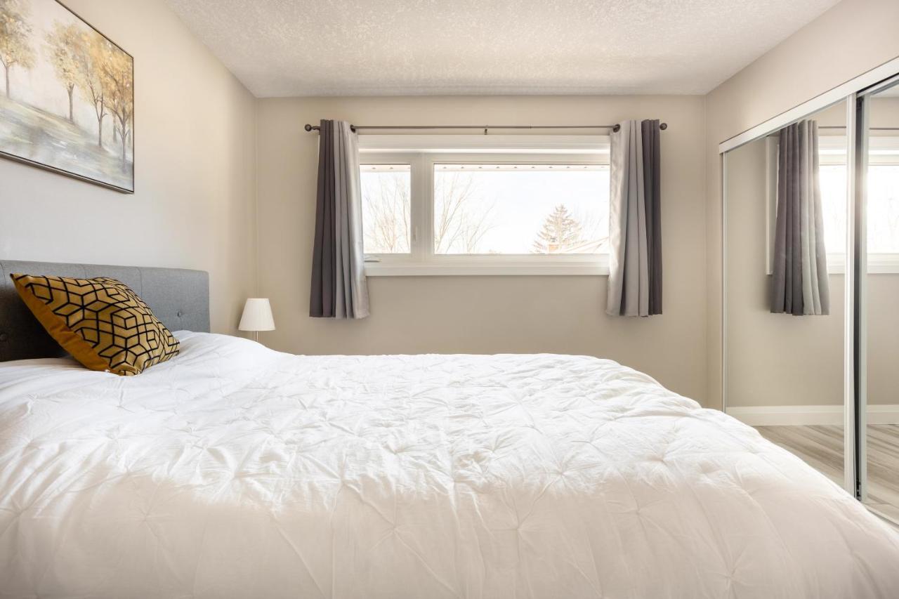 Entire 2 Bedroom Apartment Downtown - U3 ウォータールー エクステリア 写真
