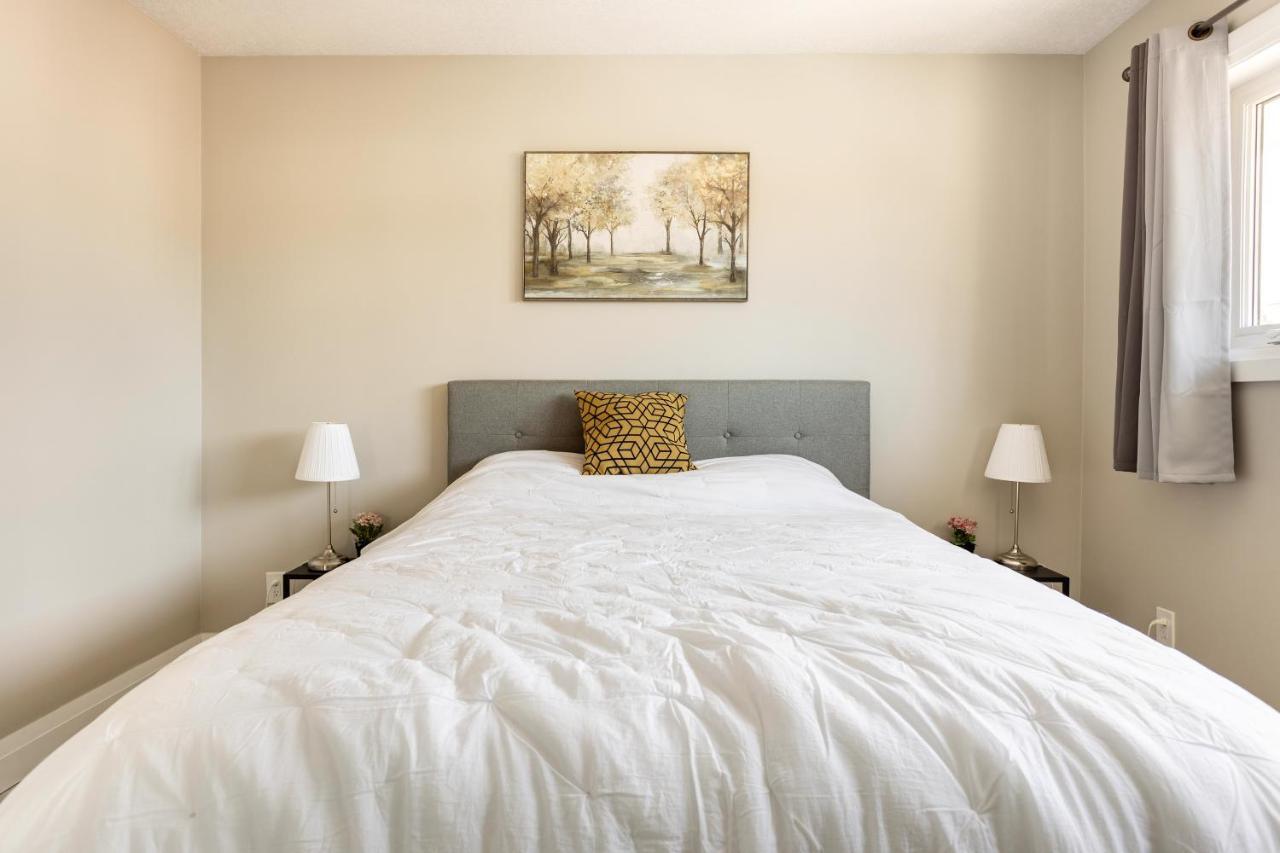 Entire 2 Bedroom Apartment Downtown - U3 ウォータールー エクステリア 写真